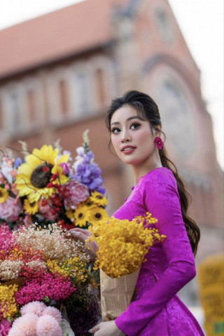 Hoa hậu Khánh Vân xuống phố, mặc áo bà ba màu tím lịm, đi guốc gỗ mà không sến