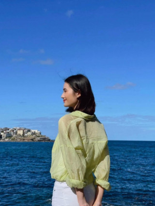 Hoa hậu Ý Nhi ăn mặc giản dị đi học ở Úc, vẫn giữ món đồ cũ khi còn ở Việt Nam
