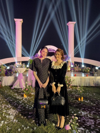 Hương Giang và Hòa Minzy cùng đi ăn cưới, chụp ảnh thân thiết nhưng ăn mặc như ngầm “đấu” hàng hiệu