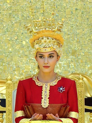 Nhan sắc cô gái cưới Hoàng tử Brunei: Vén chiếc khăn che, lộ gương mặt làm công chúng choáng ngợp