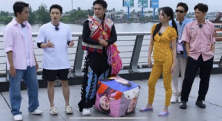 Bích Phương mang phong cách “gái miền Tây” lên show, CĐM chú ý nhất là đôi dép giá 30.000 nghìn