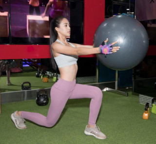 Hoa hậu Tiểu Vy khoe số đo hình thể đẹp như búp bê khi tập gym