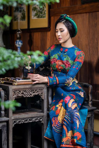 Diệu Ngọc khoe nhan sắc mặn mà với áo dài cách tân ngày đầu năm