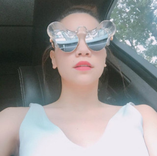 Hồ Ngọc Hà khoe mắt kính siêu lạ và loạt phụ kiện “chất chơi”