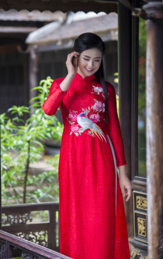 Ngọc Hân ngày càng xứng danh “hoa hậu mặc áo dài đẹp nhất”