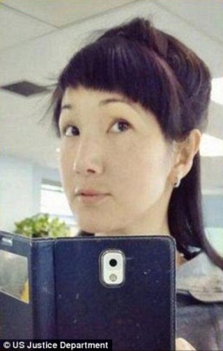 Người phụ nữ Thái Lan bị bắt vì dùng túi hiệu rởm để đánh tráo tại cửa hàng
