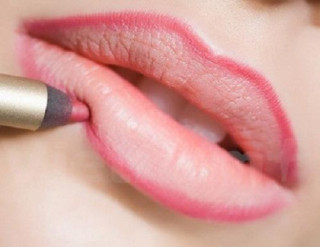 Ăn cả thế giới vẫn giữ được thần thái “sang chảnh” nhờ mẹo tô son chuẩn không cần chỉnh!