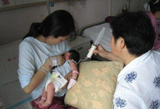 Bà mẹ đang cho con bú bất ngờ bị vỡ túi ngực, suýt mất mạng, còn bị chồng dọa bỏ