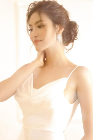 Bình thường lúc nào cũng “môi thâm-môi tều”, cưới chồng rồi Lan Khuê lại đổi kiểu