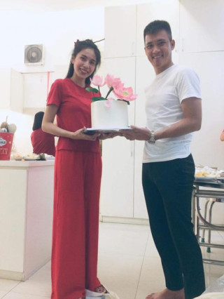 Chẳng ai khổ như Thủy Tiên, bị fan “đánh úp” khi mặt mộc, tóc rối bời trong ngày sinh nhật