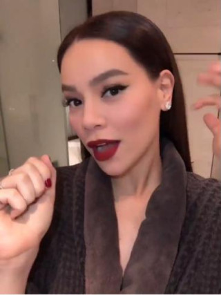 Chuyên gia đi vắng, Hồ Ngọc Hà đích thân trang điểm tiện thể đáp trả tin đồn “dao kéo”
