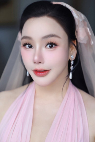 Cô dâu U50 Hồ Quỳnh Hương diện hai chiếc váy cưới lộng lẫy, e ấp xuất hiện bên chú rể
