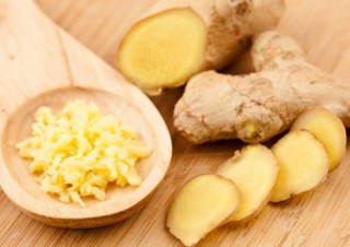 Cứ lấy nhánh gừng băm nhỏ rồi chà lên mặt, nám tàn nhang nặng đến mấy cũng khỏi