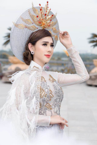 Hết da đen sạm, mặt đầy nếp nhăn, Lâm Khánh Chi lại gây choáng với vùng cổ chảy xệ