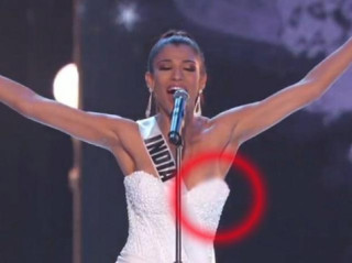 Hoa hậu Ấn Độ bị tuột váy, lộ nhũ hoa ngay trên sân khấu Miss Universe 2018?