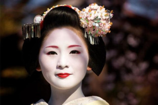 Làm đẹp bằng phân bò, phân chim... những kiểu làm đẹp chỉ nghe qua là thấy sợ