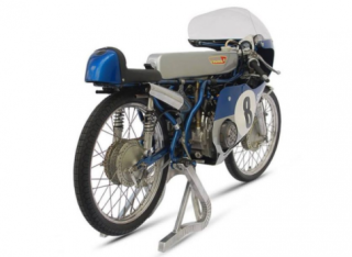 Lịch sử về chiếc Suzuki GP 50 Racer động cơ 2 xi-lanh, bao khói ngập đường phố