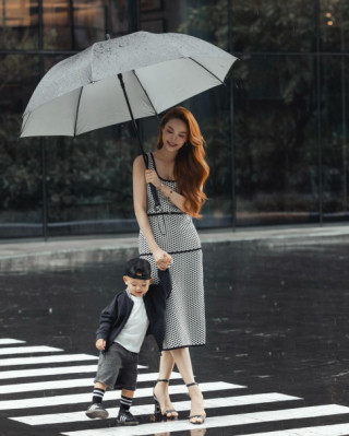 Minh Hằng cho quý tử hai tuổi diện đồ như hot boy