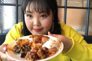 Nàng béo nặng 130kg, giàu nứt vách nhờ ăn uống vô độ và có người yêu siêu điển trai