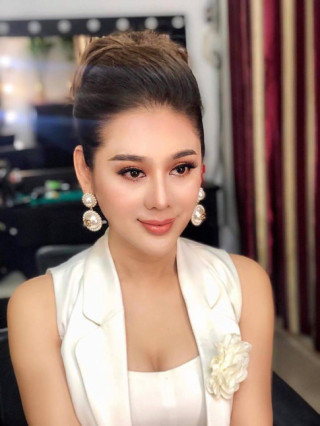 “Nữ hoàng chuyển giới” Lâm Khánh Chi để lộ diện mạo kém sắc trên livestream