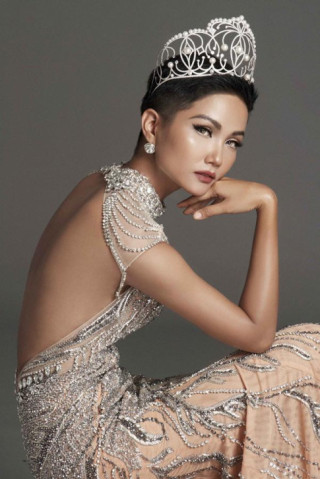Sau gần 1 năm đăng quang, H’Hen Niê lúc nào cũng xinh đẹp lộng lẫy,... trừ lần này!