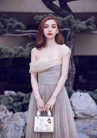 Thân hình “cò hương” nhưng nữ thần cổ trang Angela Baby vẫn có làn da đẹp chính nhờ thứ này
