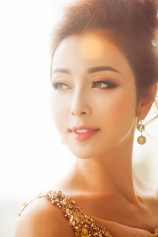 Tưởng chừng xinh đẹp bất chấp thời gian, cuối cùng Jennifer Phạm cũng để lộ khuyết điểm già nua