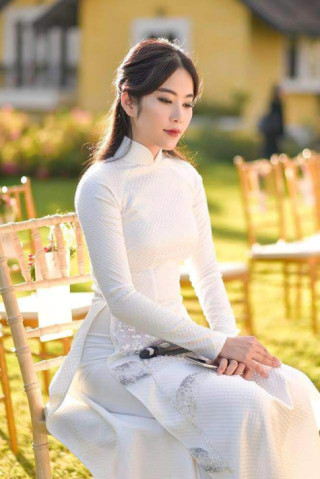 Vừa khoe giảm cân thành công, Nam Em lại bị lộ gương mặt tròn trĩnh và thân hình 3,4 khúc
