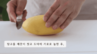 2 cách gọt và bổ xoài đơn giản mà chẳng sợ bẩn tay