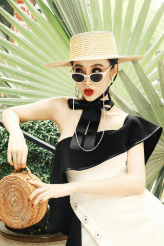 Angela Phương Trinh cực sexy đối lập Hoa hậu Thu Hoài mộng mị với áo dài
