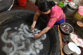 Bán món ăn ngoằn ngoèo nhìn như giun khổng lồ, tháng kiếm gần 400 triệu “ngon ơ”