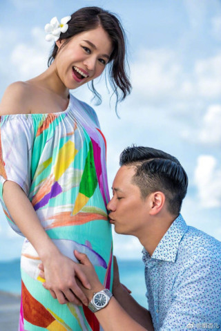 Bụng bầu tròn xoe nhưng Hồ Hạnh Nhi vẫn chi bạo dát hàng hiệu từ đầu đến chân
