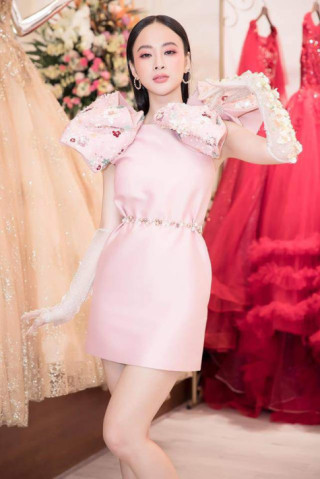 Chán chê váy áo sang chảnh, Angela Phương Trinh hóa “hộp quà” di động xinh đẹp