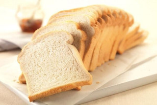 Chẳng cần làm nóng lại, chỉ một thao tác này bánh mì cũ sẽ mềm như mới