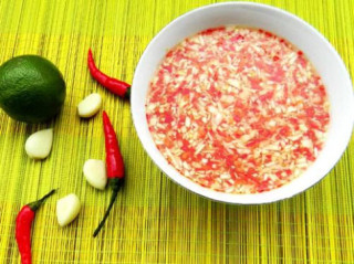 Cô gái “kêu cứu” 26 năm không làm tỏi nổi khi pha nước chấm, dân mạng thi nhau bày cách