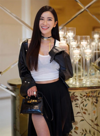 Con đã đến tuổi lấy chồng, bà mẹ này vẫn trẻ như “gái son” khi sành điệu cùng hàng hiệu