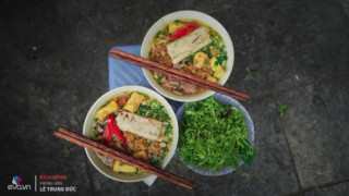 Con dâu U70 nuôi sống cả gia đình 40 năm với quán bún riêu bưng độc đáo