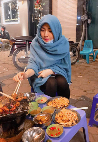 Cười bể bụng với thời trang đi ăn thịt nướng bá đạo của “chị đại hoa râm bụt” Hòa Minzy