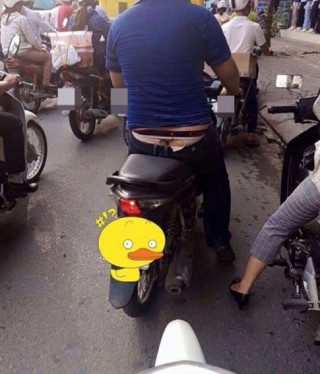 Đâu cớ gì phụ nữ, đàn ông nhiều khi cũng ăn mặc nhố nhăng đến khó coi