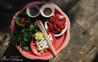 Đầu mùa thưởng thức sứa đỏ Hải Phòng mát lịm của gánh hàng rong ruổi 70 năm quanh phố cổ