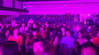 Đêm hội chân dài ế ẩm ê chề, Ngọc Trinh vẫn vung tay sắm hàng hiệu