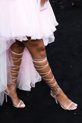 Đôi giày mỗi lần đi là “phát khổ phát sở” nhưng vì sexy Rihanna vẫn cắn răng chịu đựng
