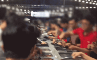 Giành giật xô đẩy ăn buffet miễn phí ở Cần Thơ: Đã hết thời “ăn trông nồi, ngồi trông hướng?”