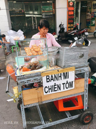 Hàng bánh mì chiên tôm 10 nghìn/chiếc thơm nức mũi khu phố Tây Sài thành