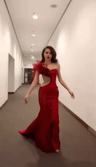 Hồ Ngọc Hà khoe clip catwalk và xoay người chuẩn như Hoa hậu