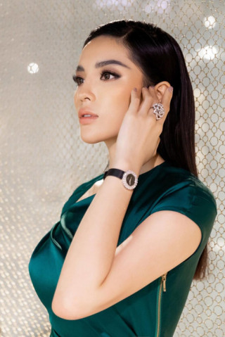 Hoa hậu Kỳ Duyên lại gây xôn xao khi “đắp kim cương lên người”
