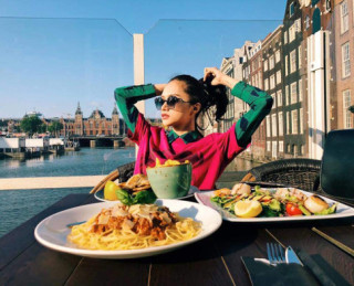 Lúc ăn sang chảnh, khi ngồi vỉa hè húp bún với Trường Giang, HH Hương Giang khiến fan kinh ngạc