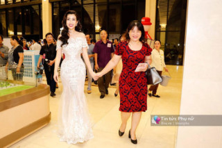 Mẹ Đỗ Mỹ Linh ăn mặc giản dị, lặng lẽ ngắm nhìn con gái làm giám khảo tại HHVN 2018