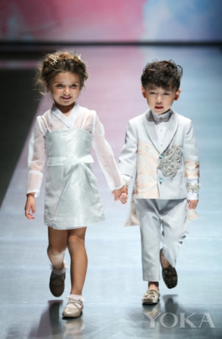 Milan fashion week: Khán giả vỗ tay rầm rầm với phiên bản “cô gái Hà Lan nhí”