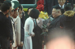 Ngắm không chán mắt nhan sắc nữ sinh Lạng Sơn tặng hoa ông Kim Jong Un sáng nay